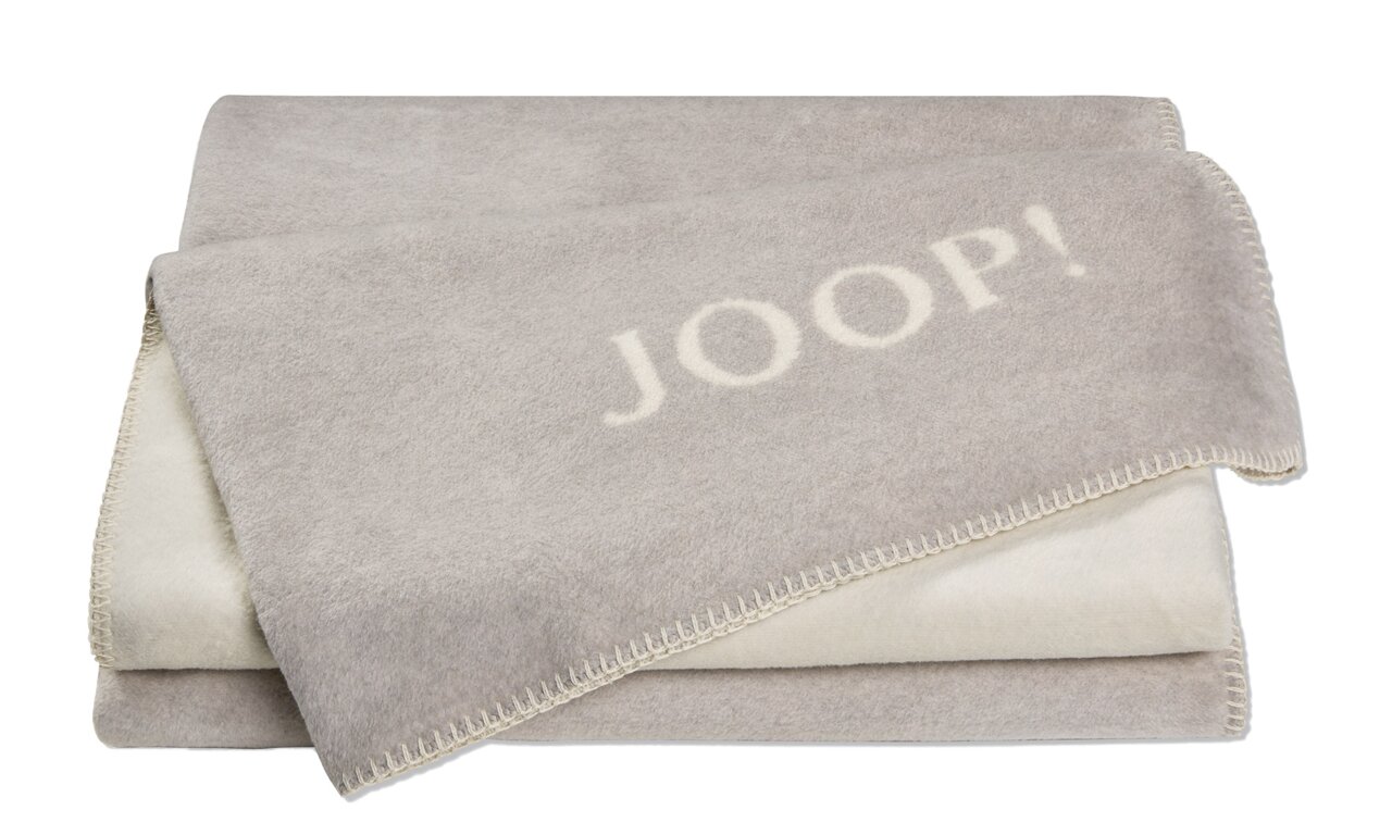 Graue Decke mit dem Schriftzug 'JOOP!' in einer gefalteten Perspektive.