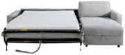 Graues Schlafsofa mit ausgeklapptem Bett, weißer Matratze und seitlicher Chaiselongue, frontal dargestellt