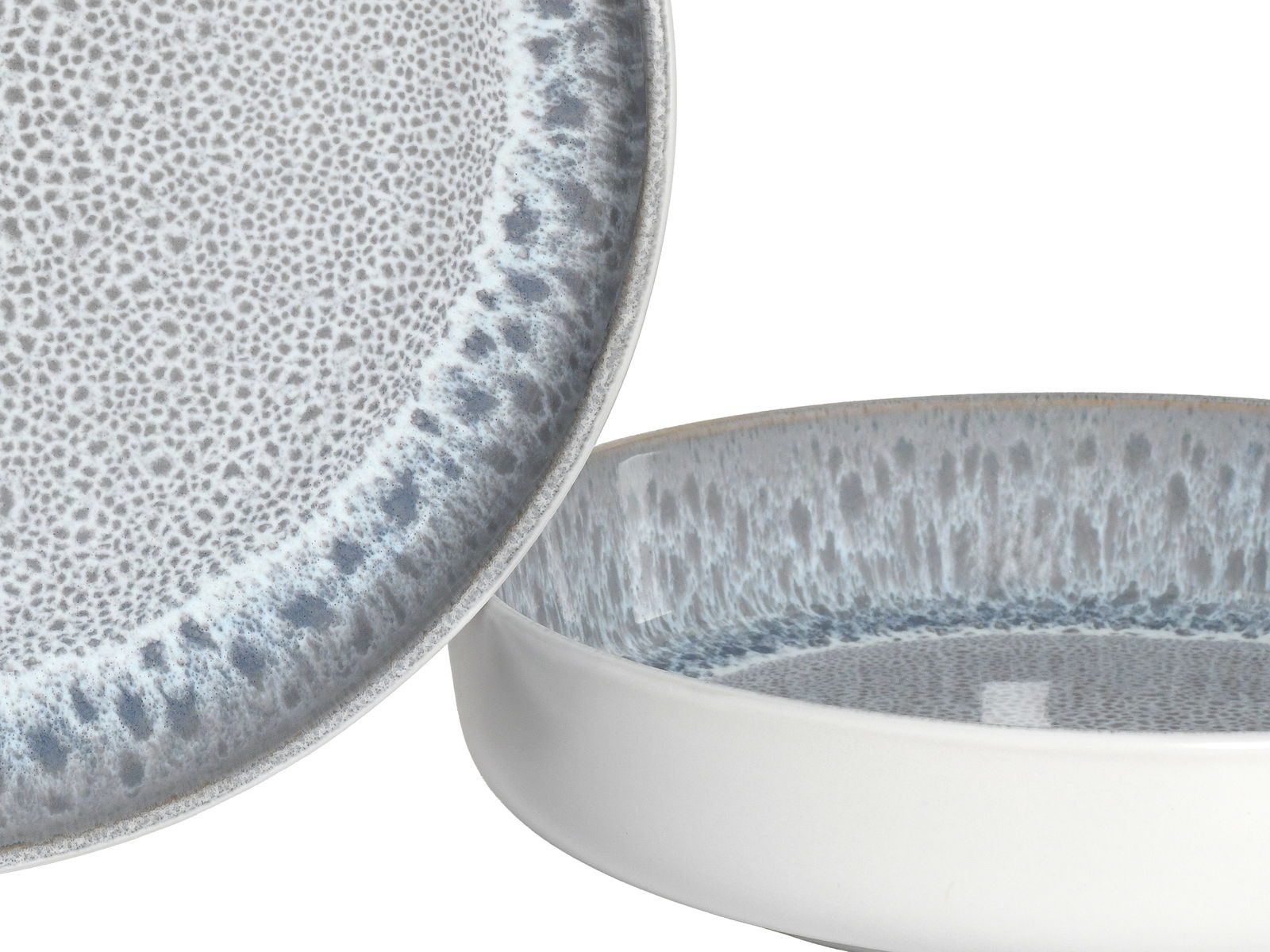 Nahaufnahme von zwei Tellern aus einem 16-teiligen Kombiservice 'Stone' mit grauem, gesprenkeltem Muster und glatter Oberfläche.