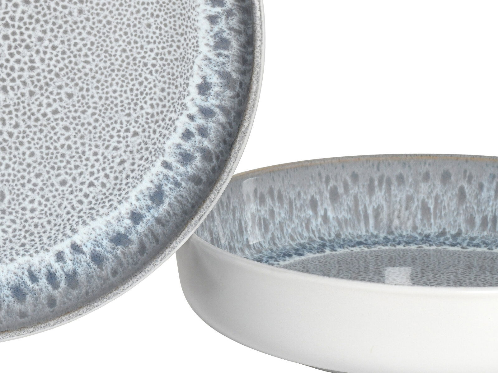 Nahaufnahme von zwei Tellern aus einem 16-teiligen Kombiservice 'Stone' mit grauem, gesprenkeltem Muster und glatter Oberfläche.
