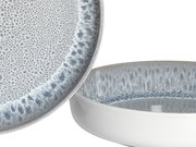 Nahaufnahme von zwei Tellern aus einem 16-teiligen Kombiservice 'Stone' mit grauem, gesprenkeltem Muster und glatter Oberfläche.