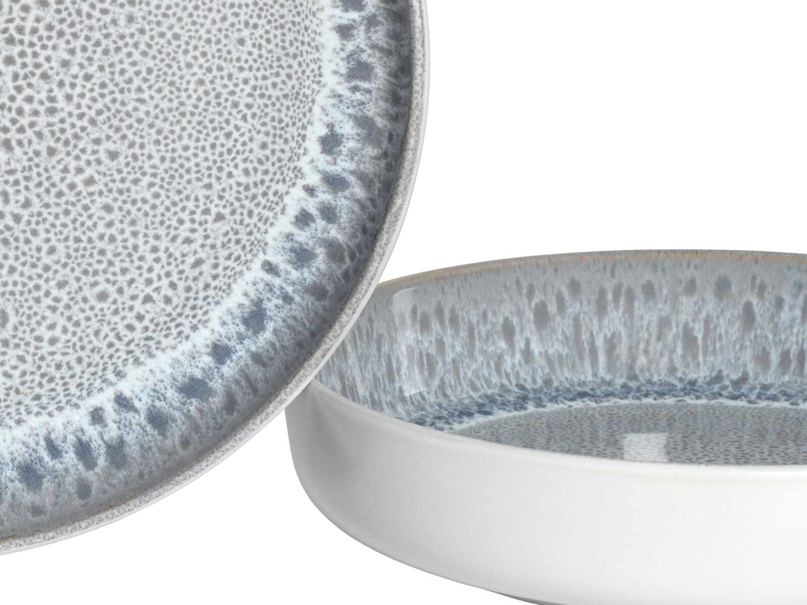 Nahaufnahme von zwei Tellern aus einem 16-teiligen Kombiservice 'Stone' mit grauem, gesprenkeltem Muster und glatter Oberfläche.