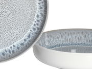 Nahaufnahme von zwei Tellern aus einem 16-teiligen Kombiservice 'Stone' mit grauem, gesprenkeltem Muster und glatter Oberfläche.