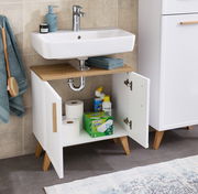 Waschbeckenunterschrank mit offenen Türen, gefüllt mit Reinigungsmitteln und Toilettenpapier, aus einer frontalen Perspektive fotografiert.