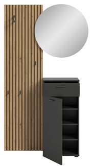 Garderobenkombination mit Holzpaneel, rundem Spiegel und schwarzem Schrank mit offener Tür, Frontalansicht.