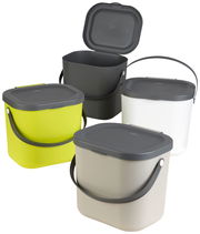 Vier Recycling-Müllsysteme in verschiedenen Farben, perspektivisch von vorne und leicht von oben fotografiert. Ein Behälter ist geöffnet, die anderen sind geschlossen.