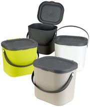 Vier Recycling-Müllsysteme in verschiedenen Farben, perspektivisch von vorne und leicht von oben fotografiert. Ein Behälter ist geöffnet, die anderen sind geschlossen.