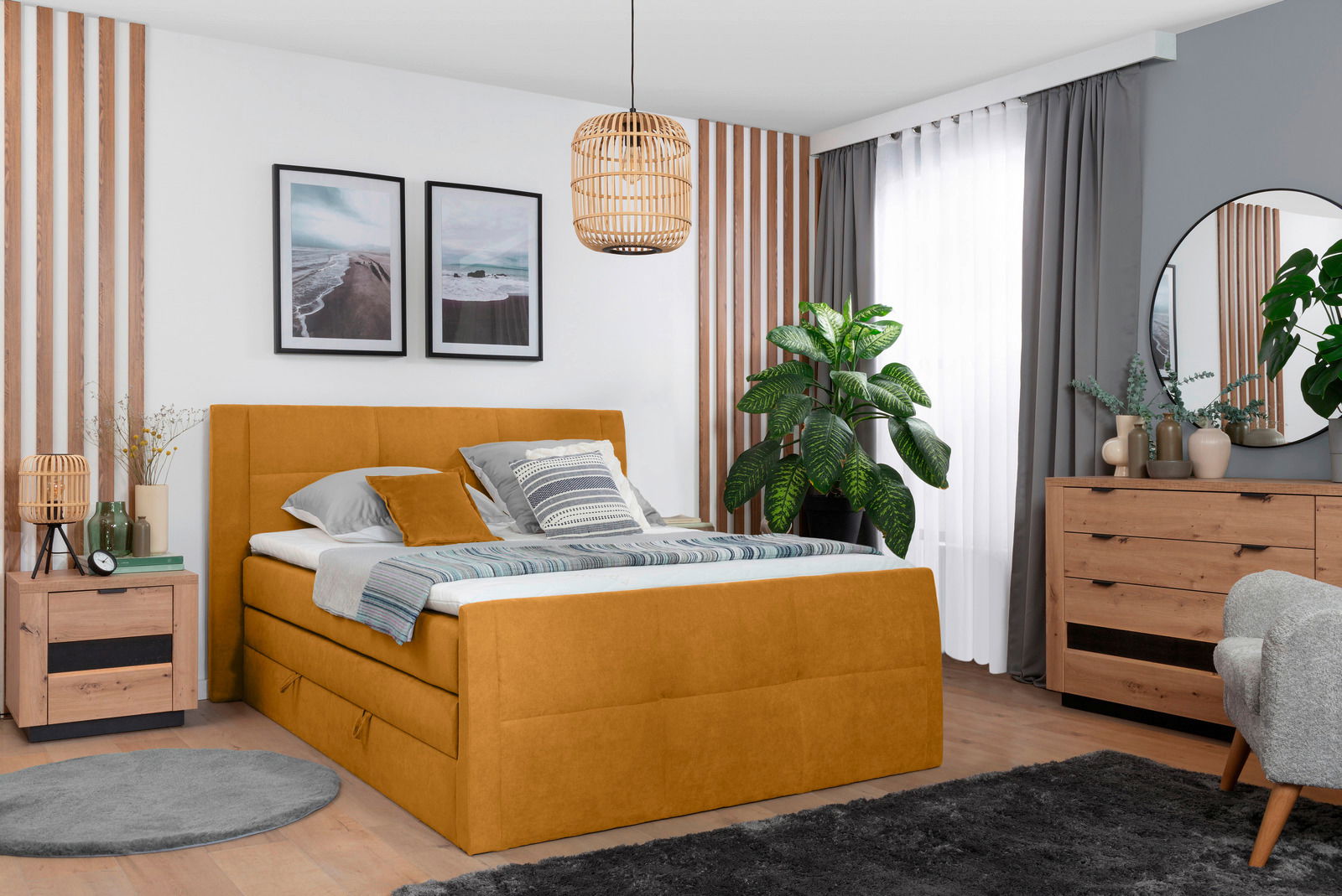 Gemütliches Schlafzimmer mit einem senfgelben Boxspringbett in Frontalansicht, umgeben von modernen Holzmöbeln und Pflanzen.