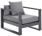 Moderner Lounge-Sessel mit grauem Metallrahmen und grauen Kissen, seitliche Perspektive