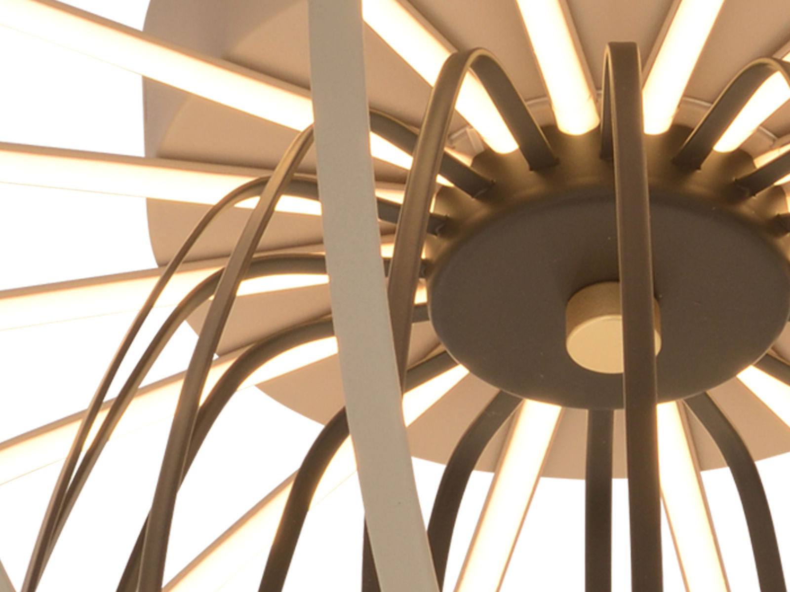 Moderne Deckenleuchte mit strahlenförmigem Design, von unten betrachtet.