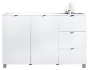 Weißes Sideboard mit zwei Türen und drei Schubladen, dekoriert mit Kerzen und einer kleinen Pflanze, Frontalansicht.