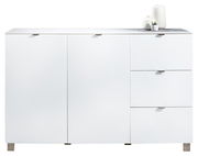 Weißes Sideboard mit zwei Türen und drei Schubladen, dekoriert mit Kerzen und einer kleinen Pflanze, Frontalansicht.