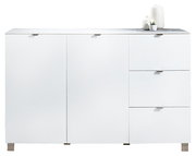 Weißes Sideboard mit zwei Türen und drei Schubladen, dekoriert mit Kerzen und einer kleinen Pflanze, Frontalansicht.