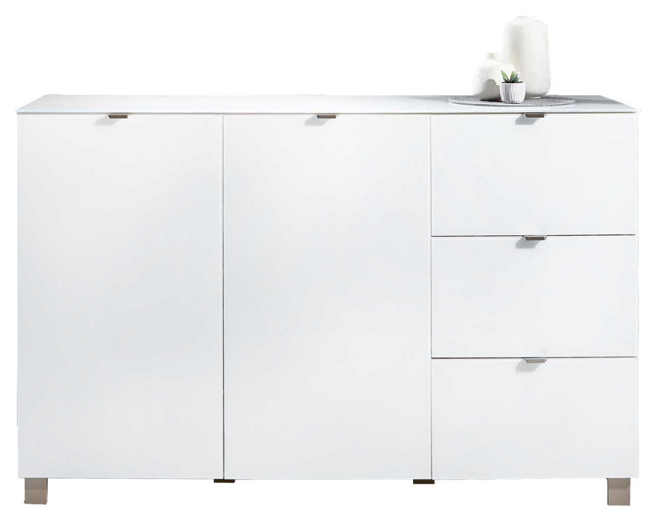 Weißes Sideboard mit zwei Türen und drei Schubladen, dekoriert mit Kerzen und einer kleinen Pflanze, Frontalansicht.