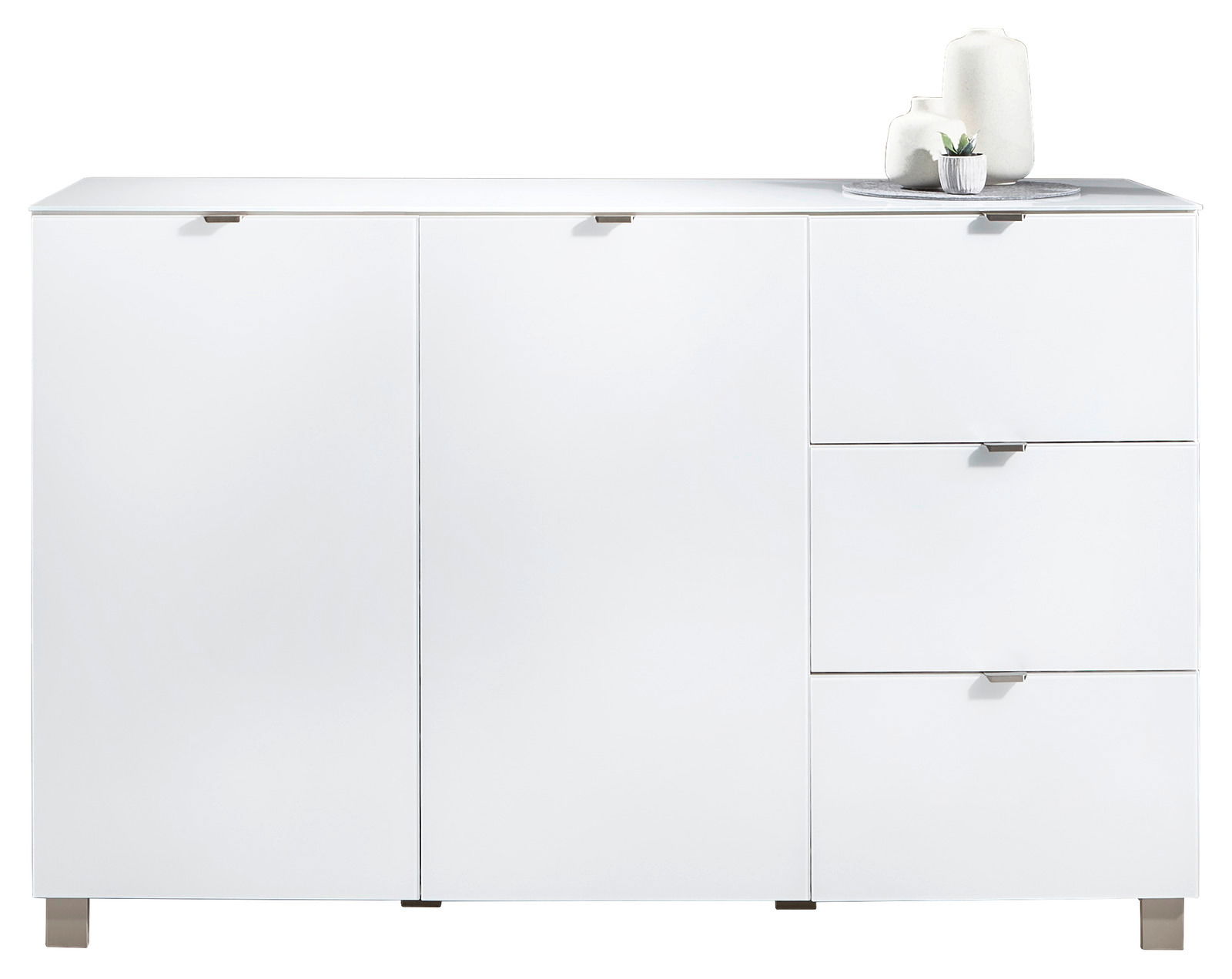 Weißes Sideboard mit zwei Türen und drei Schubladen, dekoriert mit Kerzen und einer kleinen Pflanze, Frontalansicht.