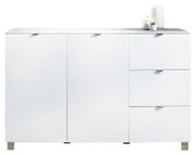 Wit dressoir met twee deuren en drie lades, versierd met kaarsen en een klein plantje, vooraanzicht.