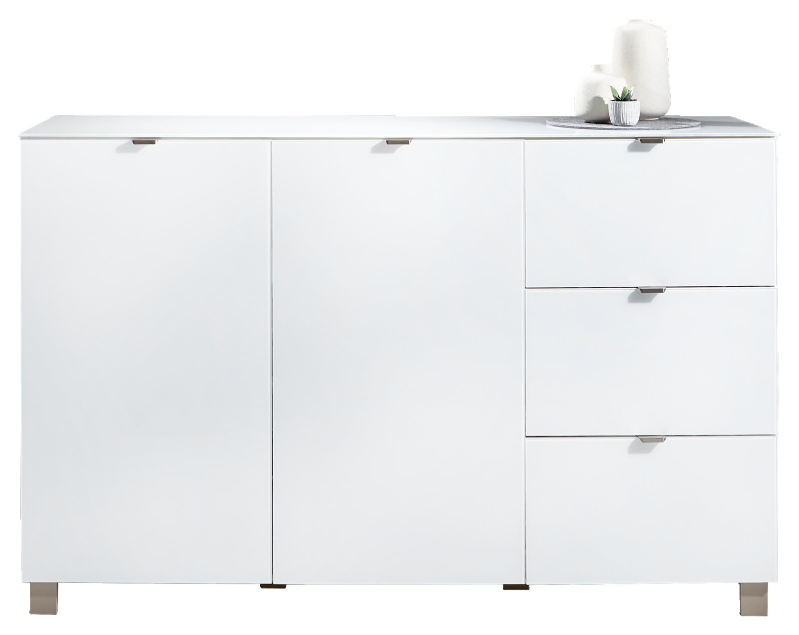 Wit dressoir met twee deuren en drie lades, versierd met kaarsen en een klein plantje, vooraanzicht.