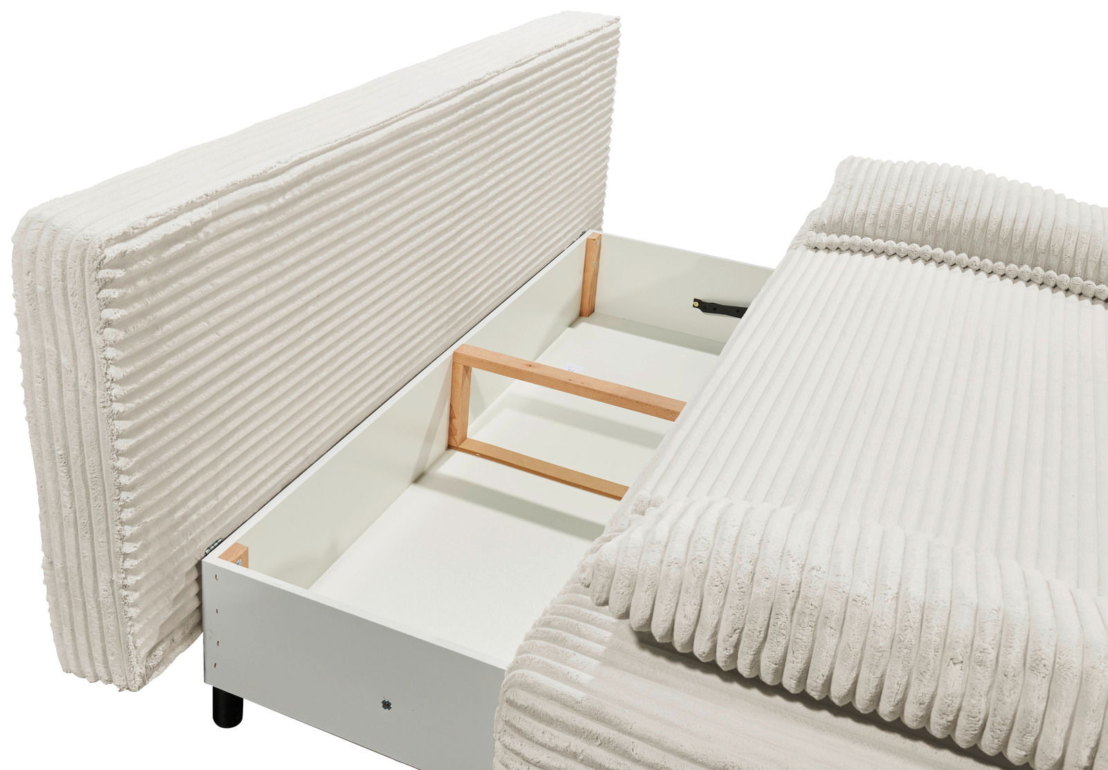 Nahaufnahme eines Funktionssofas mit Stauraum, von oben betrachtet. Das Sofa hat eine gerippte, cremefarbene Polsterung und zeigt den geöffneten Stauraum mit Holzverstrebungen.