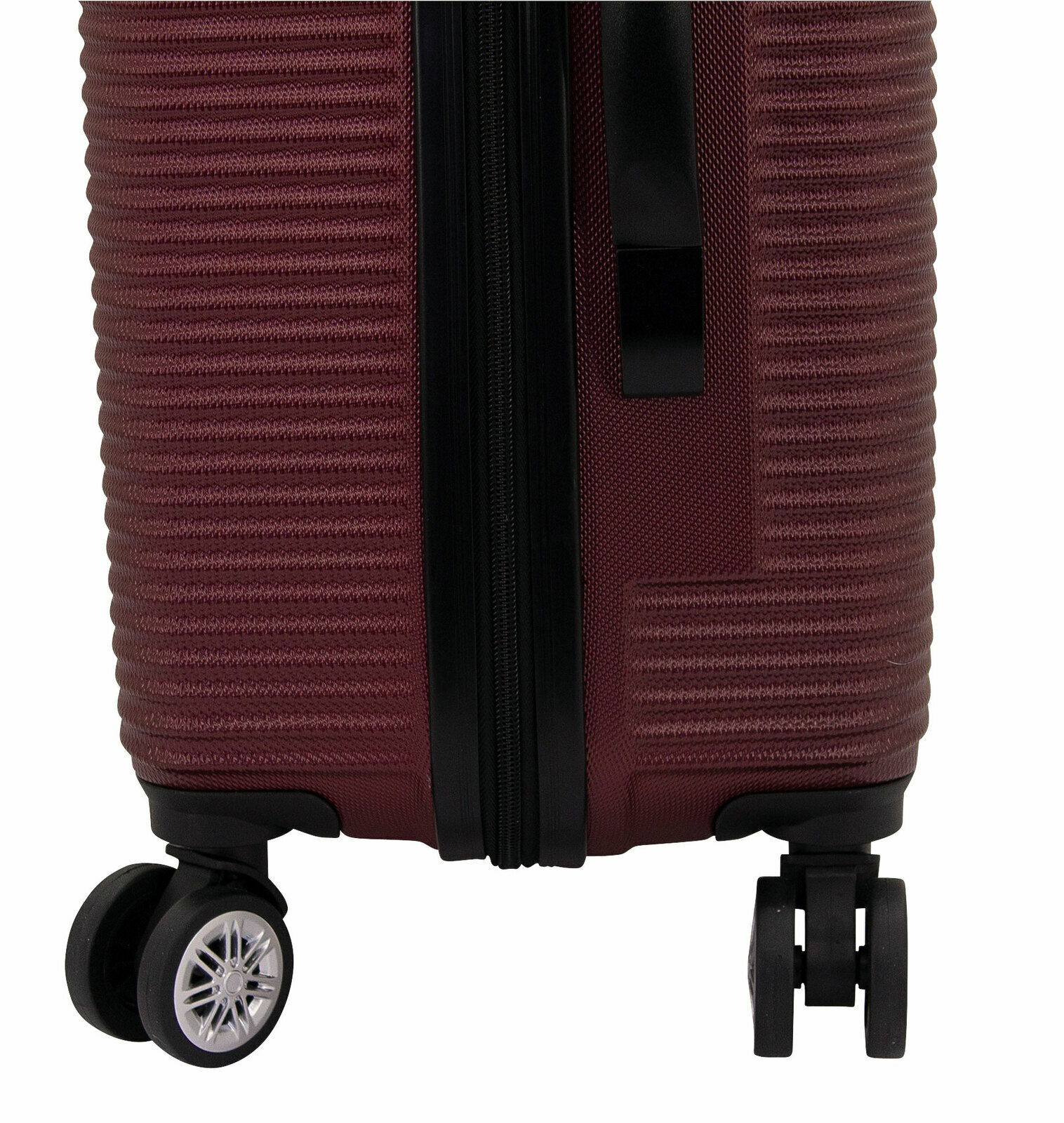 Nahaufnahme eines burgunderfarbenen Trolleys mit strukturiertem Design und zwei Rollen, seitliche Perspektive