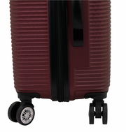 Nahaufnahme eines burgunderfarbenen Trolleys mit strukturiertem Design und zwei Rollen, seitliche Perspektive