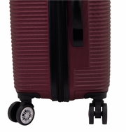 Nahaufnahme eines burgunderfarbenen Trolleys mit strukturiertem Design und zwei Rollen, seitliche Perspektive