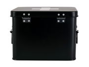 Schwarze Aufbewahrungsbox mit weißem Kreuz auf dem Deckel, Vorderansicht