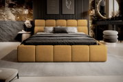 Modern gestoffeerd bedframe in mosterdgeel, gefotografeerd van voren in een stijlvol ingerichte slaapkamer met donkere muren en elegante decoraties.