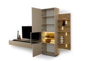Moderne Wohnwand in Beige und Holzoptik mit TV-Lowboard, beleuchteter Vitrine, offenen Regalfächern und mehreren geöffneten Schranktüren, aus schräger Frontansicht gezeigt