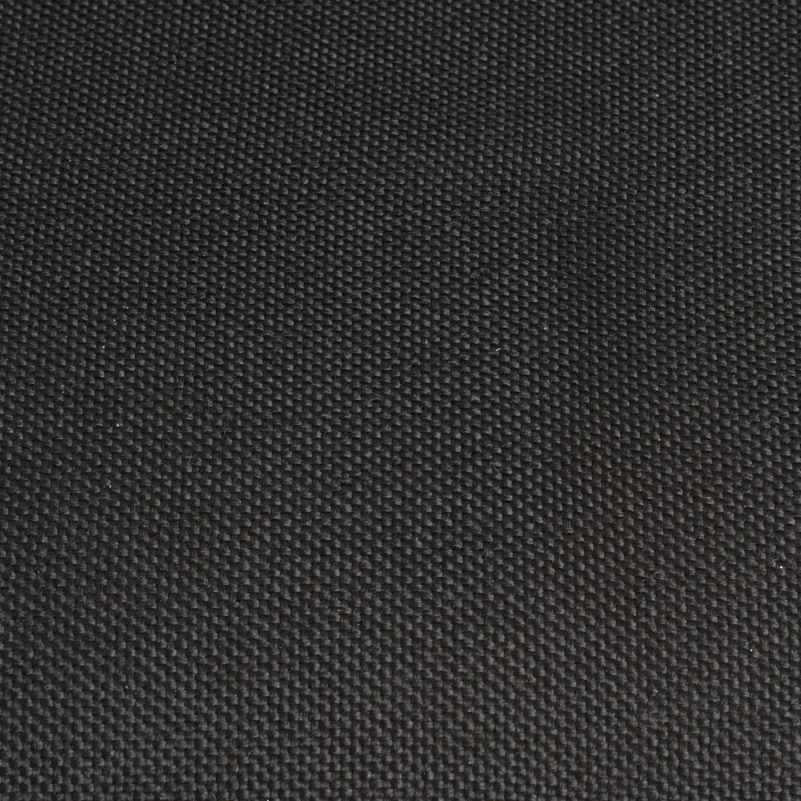 Nahaufnahme eines schwarzen Stoffes mit feiner Webstruktur, von oben betrachtet.