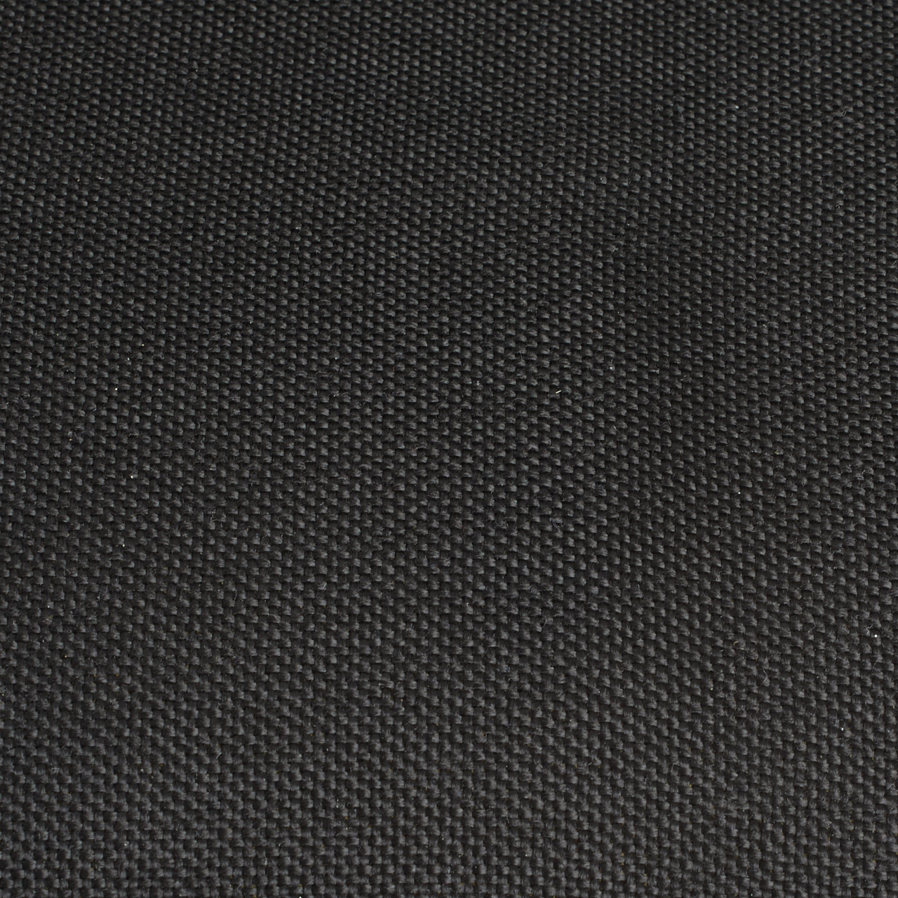 Nahaufnahme eines schwarzen Stoffes mit feiner Webstruktur, von oben betrachtet.