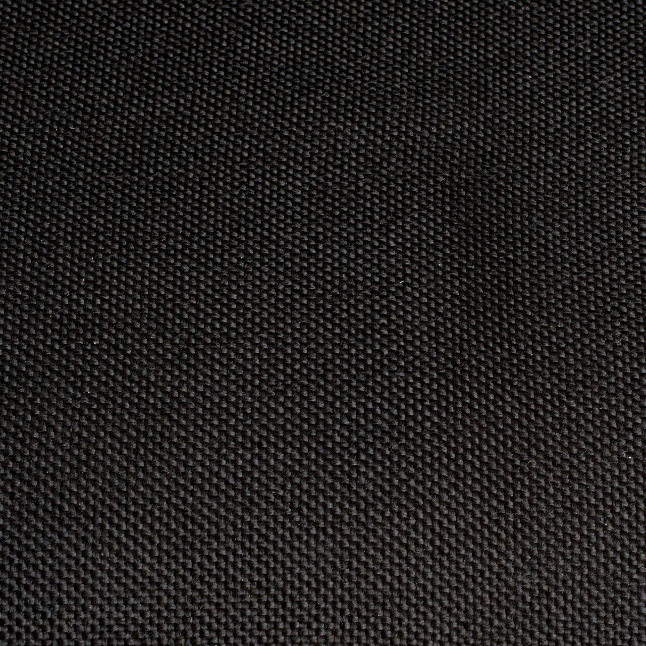 Nahaufnahme eines schwarzen Stoffes mit feiner Webstruktur, von oben betrachtet.