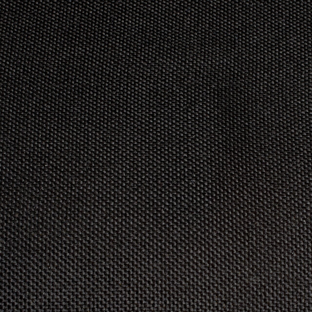 Nahaufnahme eines schwarzen Stoffes mit feiner Webstruktur, von oben betrachtet.