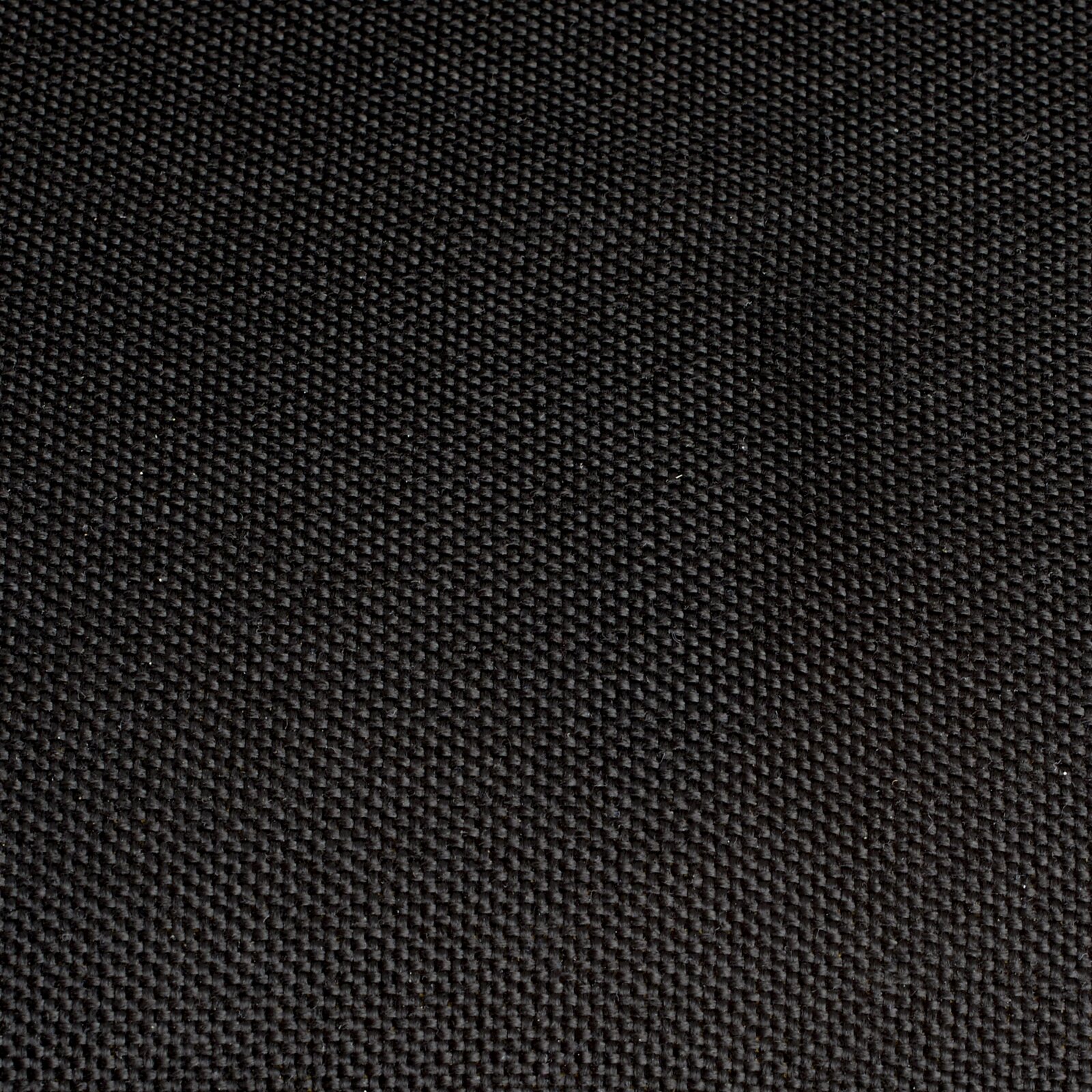 Nahaufnahme eines schwarzen Stoffes mit feiner Webstruktur, von oben betrachtet.