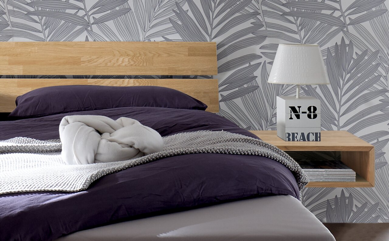 Holz- und Metallkopfteil in einem modernen Schlafzimmer, seitliche Perspektive