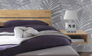 Holz- und Metallkopfteil in einem modernen Schlafzimmer, seitliche Perspektive