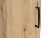 Nahaufnahme eines Mehrzweckschranks mit Holzmaserung und schwarzem Griff, seitliche Perspektive