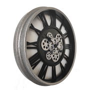 Wanduhr mit sichtbaren Zahnrädern und römischen Ziffern, seitliche Perspektive