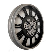 Wanduhr mit sichtbaren Zahnrädern und römischen Ziffern, seitliche Perspektive