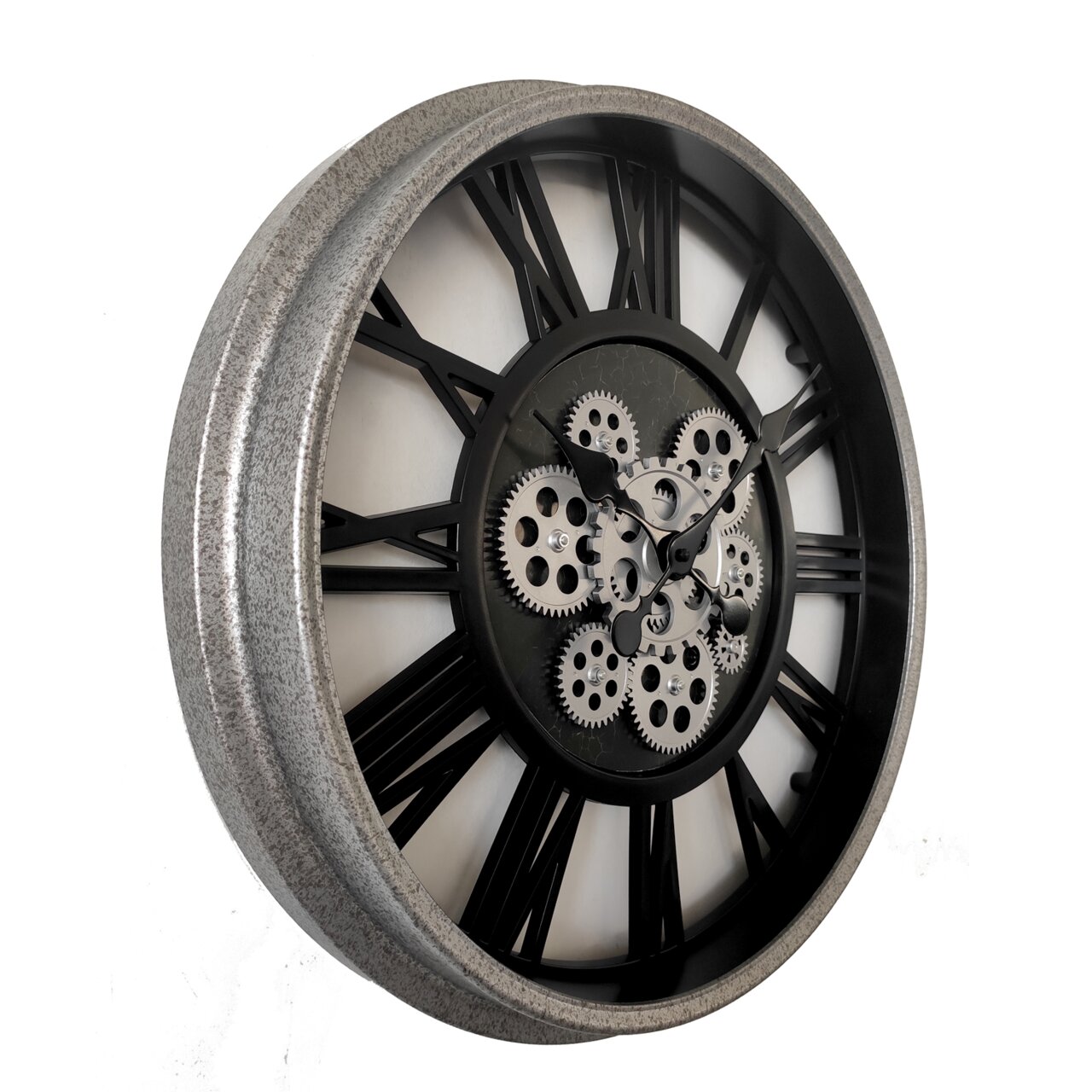 Wanduhr mit sichtbaren Zahnrädern und römischen Ziffern, seitliche Perspektive