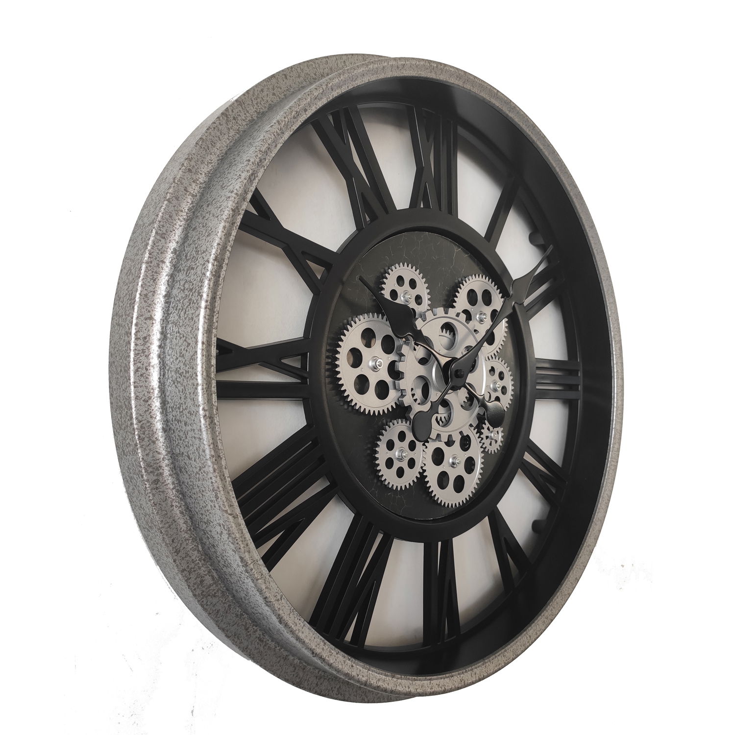 Wanduhr mit sichtbaren Zahnrädern und römischen Ziffern, seitliche Perspektive