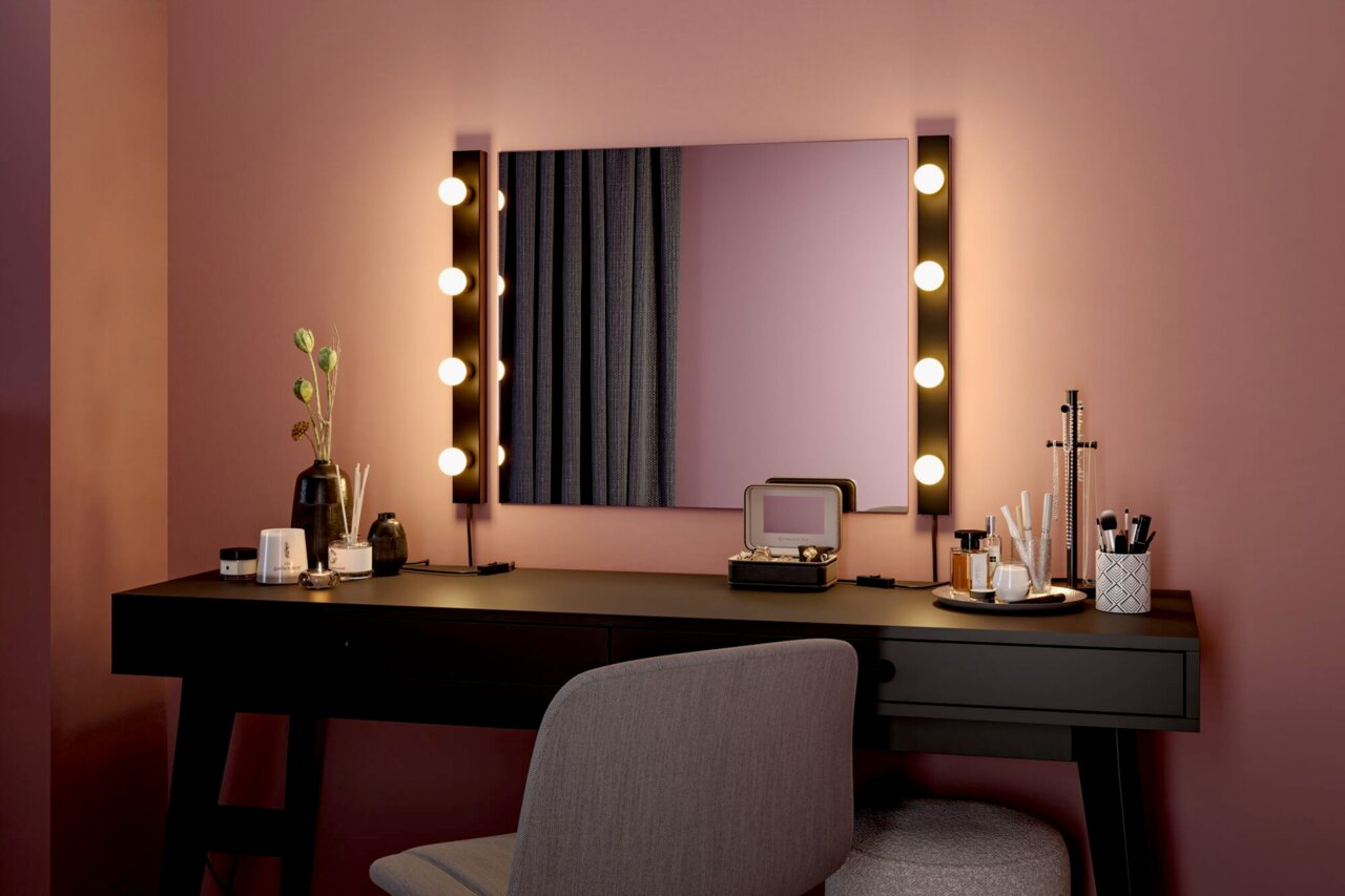 Schminktisch mit Spiegel und LED-Leuchtmittel in einem modernen Raum, seitliche Perspektive