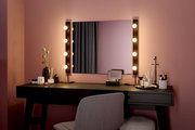 Schminktisch mit Spiegel und LED-Leuchtmittel in einem modernen Raum, seitliche Perspektive