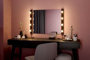 Schminktisch mit Spiegel und LED-Leuchtmittel in einem modernen Raum, seitliche Perspektive