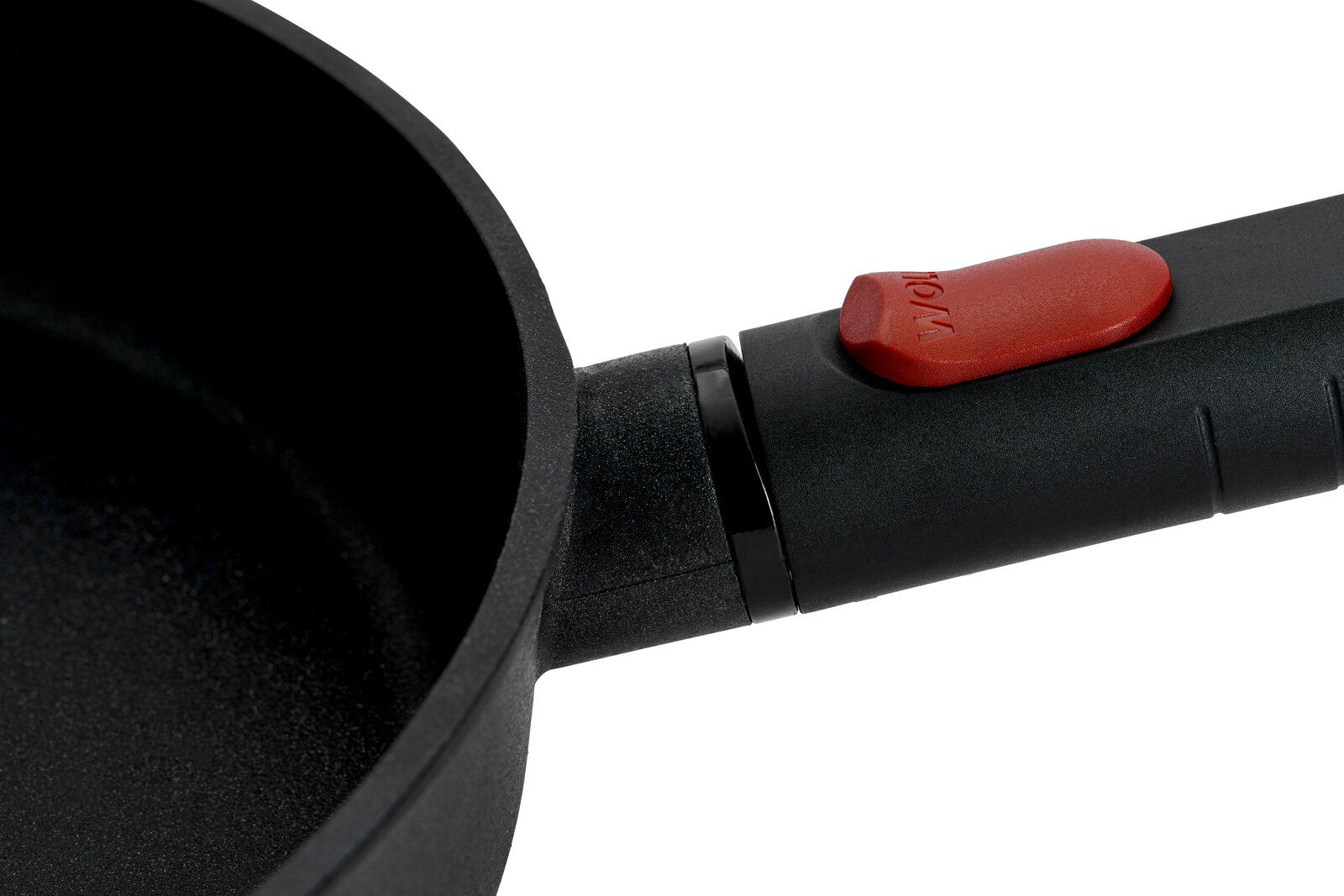 Woll Gusspfanne ECO LOGIC QXR Nahaufnahme einer Gusspfanne Eco Logic 24cm mit schwarzem Griff und rotem Knopf, seitliche Perspektive.