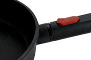 Nahaufnahme einer Gusspfanne Eco Logic 24cm mit schwarzem Griff und rotem Knopf, seitliche Perspektive.
