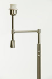 Nahaufnahme einer modernen Stehleuchte aus Metall mit verstellbarem Arm und Lampenfassung, seitliche Perspektive