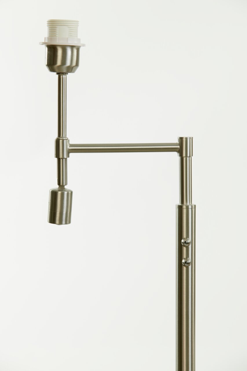 Nahaufnahme einer modernen Stehleuchte aus Metall mit verstellbarem Arm und Lampenfassung, seitliche Perspektive