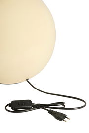 Nahaufnahme eines runden, cremefarbenen Lampenfußes mit schwarzem Kabel und Schalter, seitliche Perspektive