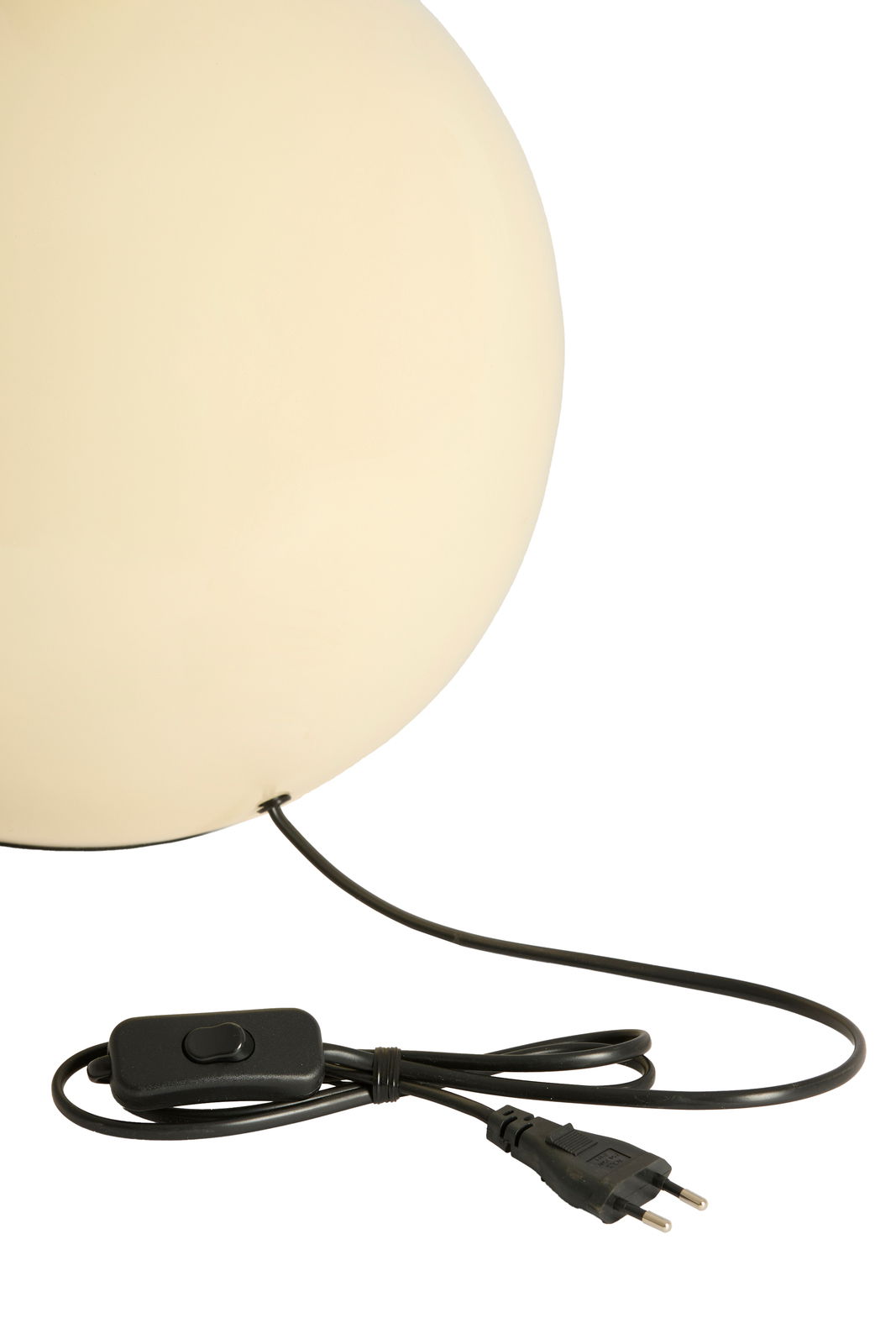 Nahaufnahme eines runden, cremefarbenen Lampenfußes mit schwarzem Kabel und Schalter, seitliche Perspektive