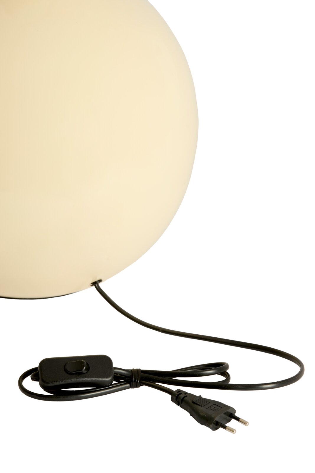 Close-up van een ronde, crèmekleurige lampvoet met zwarte kabel en schakelaar, gezien vanaf de zijkant